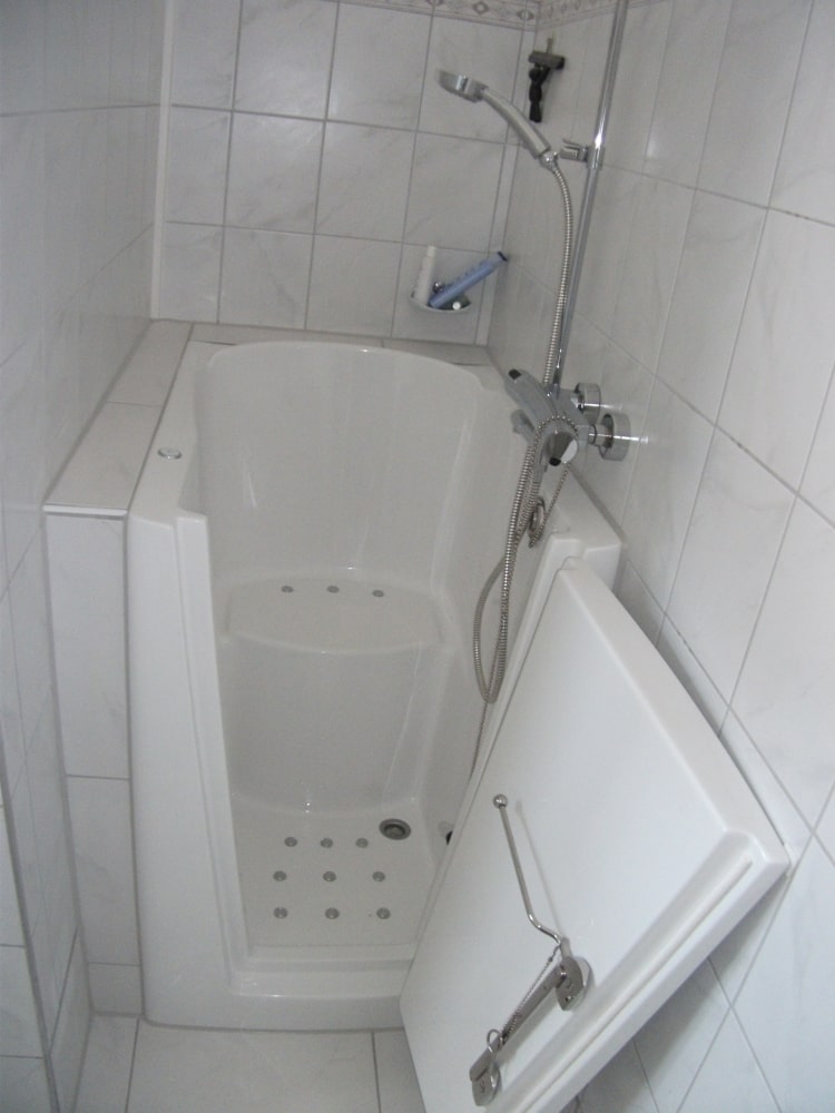 Sitzbadewanne mit Fronteinstieg «Menorca» - VitaActiva AG