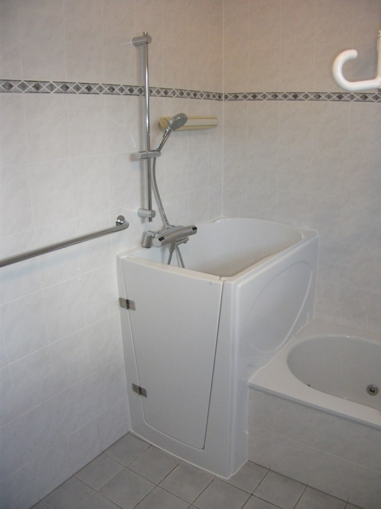 Sitzbadewanne mit Fronteinstieg «Menorca» - VitaActiva AG